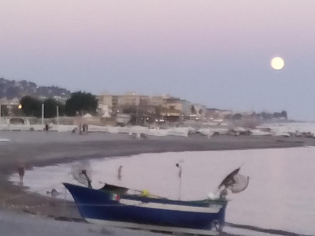 Appartamento Riviera Trilocale Wifi E Parcheggio Privato Ventimiglia Exteriör bild